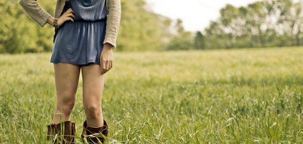 草原の中で綺麗な脚を出している女性