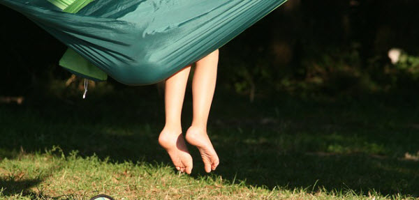 ハンモックからこぼれる綺麗な女性の足