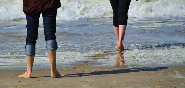 海岸を歩く2人の女性